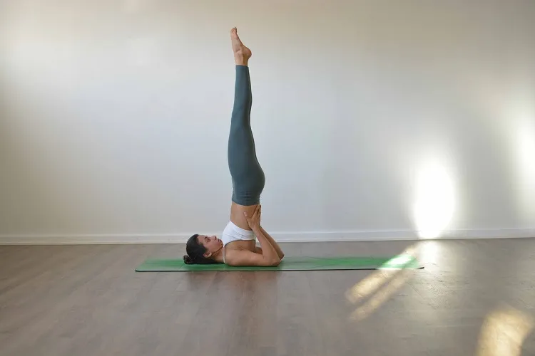 6. حرکت ایستادن روی شانه (Salamba Sarvangasana)